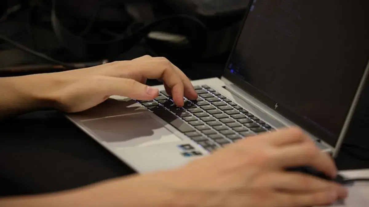 Cara Mudah Pasang RAM Laptop Sendiri yang Aman dan Mudah - Poskota Tutorial Mengganti RAM Sendiri di Laptop dengan Aman