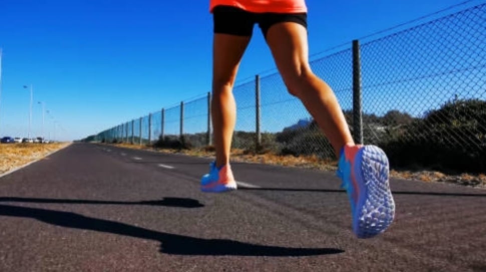 10 Rekomendasi Sepatu Lari Wanita Terbaik yang Nyaman - Hello Sehat